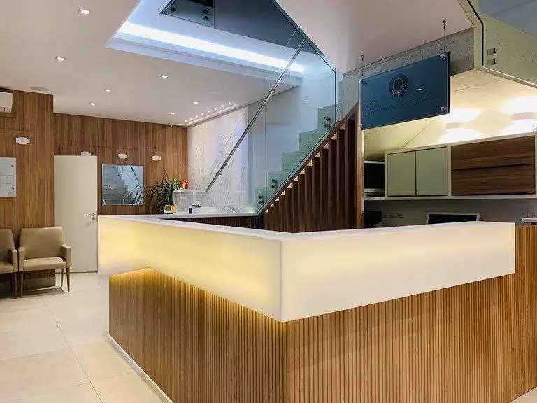 Projeto corporativo com bancada de superfície sólida